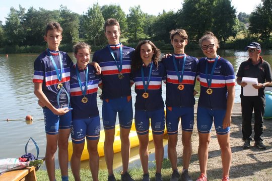 Zoé Réveillon avec son équipe de triathlon jeunes