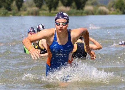 Zoé Réveillon sortant de l’eau en triathlon